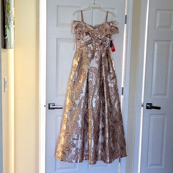 Night Way Collections Dresses & Skirts - NWT Nightway collection gorgeous ballgown